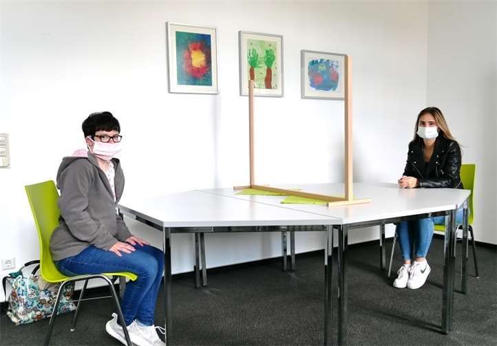 Bewohnerin gemeinsam mit ihrem Besuch.Foto: Caritas Zentrum, Mendig