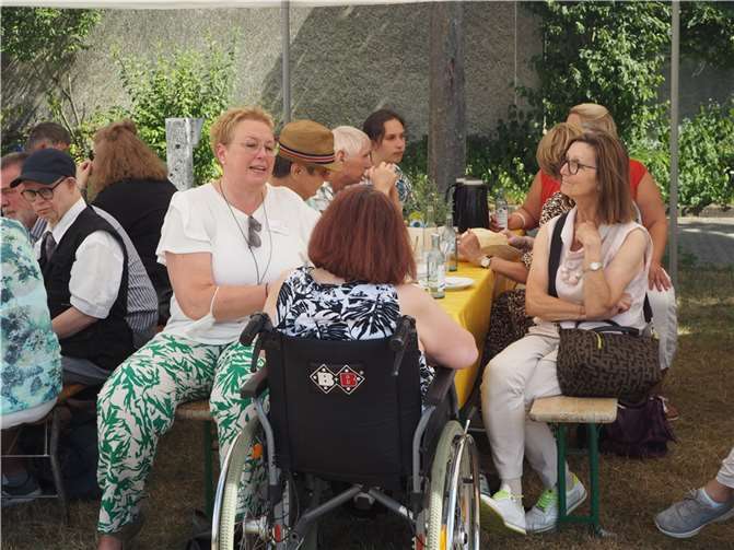 Bewohner/innen, Angehörige und Mitarbeitende im Austausch beim Begegnungs-Café im Caritas Zentrum.  Fotos: Caritas Zentrum, Mendig