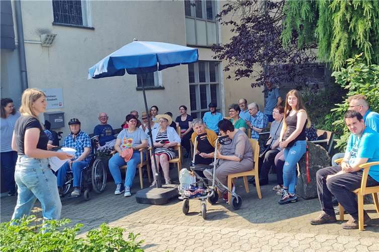 Bewohnerinnen und Bewohner warten vor dem Caritas Zentrum auf die Fronleichnamsprozession.  Fotos: Caritas Zentrum Mendig