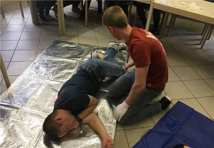 Bewusstlose haben keine Schutzreflexe mehr. Die sogenannte „stabile Seitenlage“ hält die Atemwege frei und verhindert wirkungsvoll das Ersticken der Patienten.  Jugendfeuerwehr Ediger-Eller