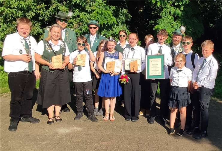 Bezirksbambiniprinzessin Nele Tuschen (vorne, 4. v. l.) und Bezirksschülerprinzessin Clara Klein (vorne, 5. v. l.) qualifizierten sich für die Bundesebene. Die Abordnung der Schützenjugend aus Altendorf-Ersdorf freut sich über einen erfolgreichen Tag. Foto: privat