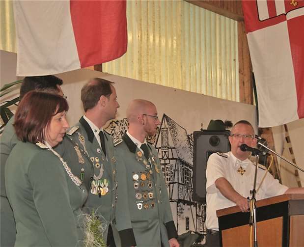 Bezirksbundesmeister Achim Bernes (r.) konnte eine Vielzahl von verdienten Schützen in Vallendar begrüßen.