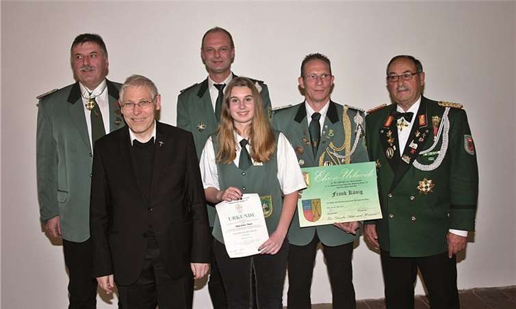 Bezirksbundesmeister Jürgen Rausch, Vereinspräses Pastor Peter Bollig, Bezirksschießmeister und Wehrer Mitglied Frank König, Bezirksschülerprinzessin Anna-Lena Degen, Fähnrich und ehemaliger Jungschützenmeister Joachim Genn sowie Brudermeister Oliver Matthäus. RÜ