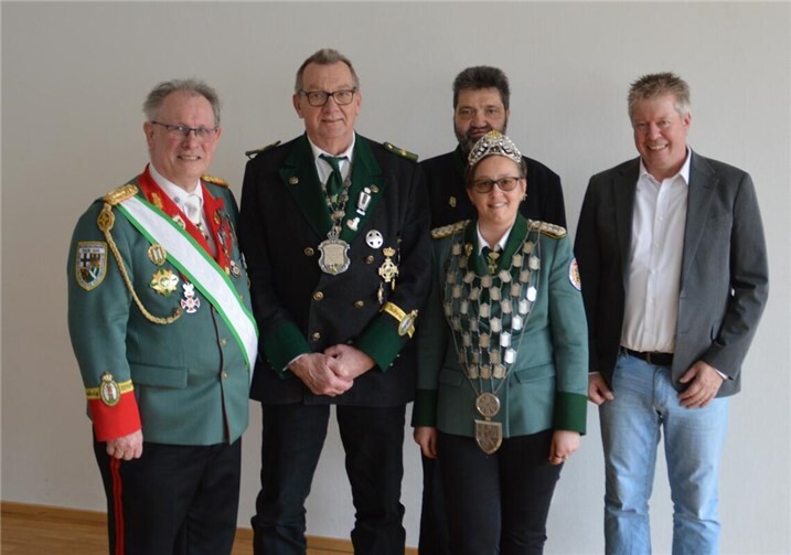 Bezirksbundesmeister Sigi Belz, Bezirkskönig sportl. Josef Laux, Pfarrer Frank Werner, Bezirkskönigin hist. Patricia Busa, RA David Schnöger.  Foto:Privat/Michael Beyer