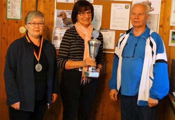 Bezirksdamenleiterin Elke Kliebisch, Dorothee Ackermann (Kreis 113) und Bezirksvorsitzender Wolfgang Hartwig (v.l.).