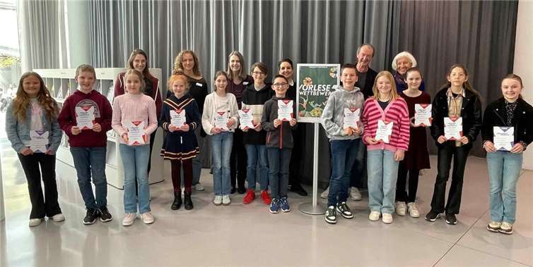 Emilia Greta Friebis und Jule Schaub gewinnen in Koblenz Bezirksentscheid im Vorlesewettbewerb 2025: Alle Teilnehmerinnen und Teilnehmer präsentieren sich mit den Jurymitgliedern.