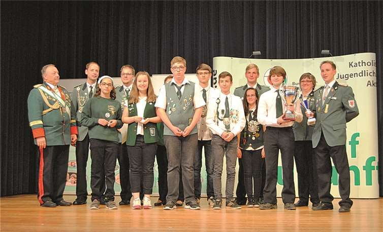 Bezirksjungschützenmeister Bezirk Mittelrhein-Untermosel Jürgen Sass, Siegermannschaft des Bezirkes Mittelrhein-Untermosel, Prinzen des Diözesanverbandes, Diözesanjungschützenmeister Frank Senger.privat