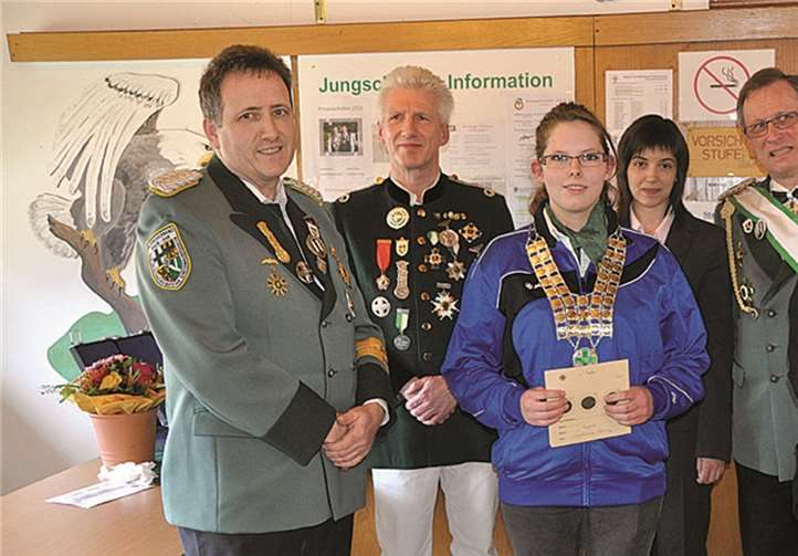 Bezirksjungschützenprinzessin Christiane Strang (Mitte) mit v.l. Hubert Bahles, Tommy Pieper, Sheila Weiler (Pastoralreferentin), Bezirksbundesmeister Siggi Belz und der Zweitplatzierten Helen Assenmacher.