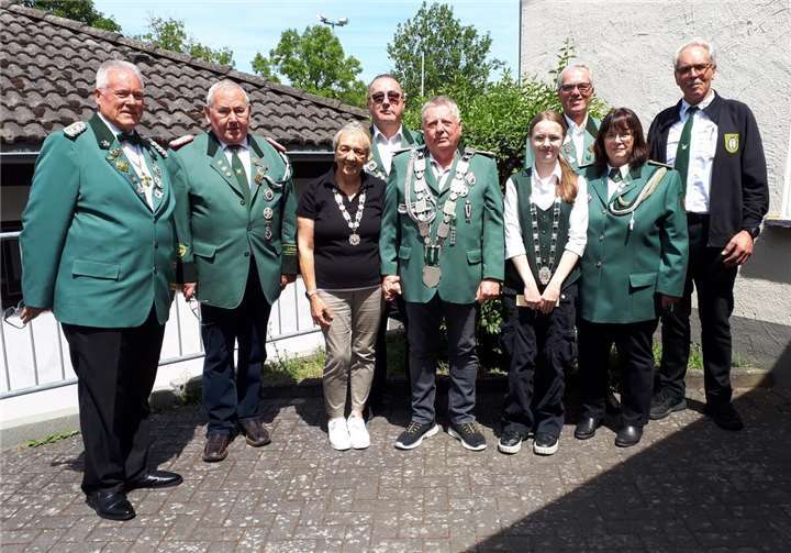 Bezirkskönig Heinz Harzen mit Königin, Jungschützenprinzessin und Vorstand.  Foto: privat