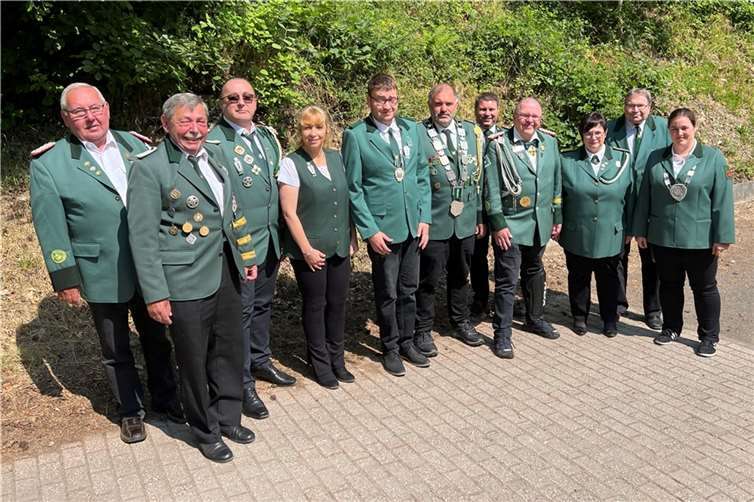 Bezirkskönig Horst Wilms (Mitte) eingerahmt von Vorstand und Teilnehmern. Foto: privat