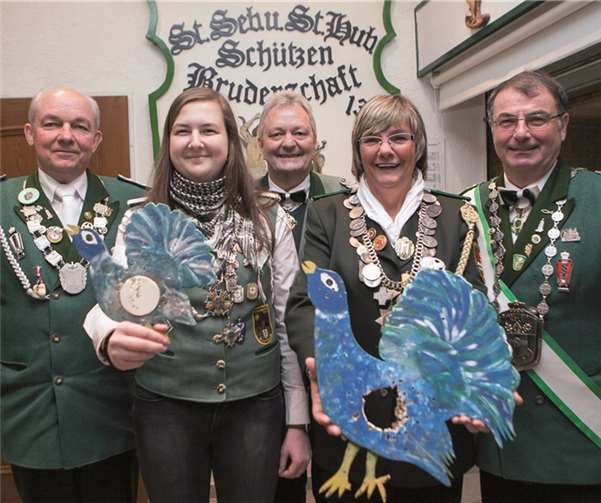Bezirkskönig Volker Spiess (li.) und Diözesankönigs Severin Schmitz (re.) gratulierten zusammen mit Brudermeister Walter Honerbach (Mitte) den neuen Sebastianus-Majestäten der Schützenbruderschaft Rheinbach: Sebastianus-Jungschützin ist Katharina Rosenthal (2. v.li.) und Sebastianus-Schützin Anneliese Schulz. JOST