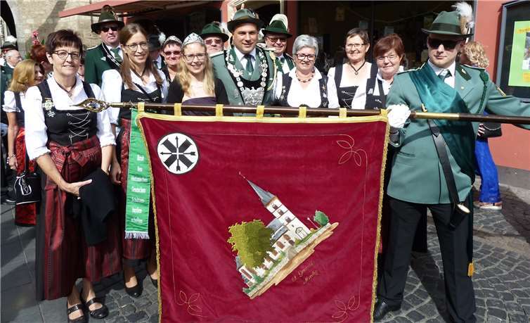 Bezirkskönigspaar Christoph und Lina Nolden mit seiner Bruderschaft.  privat