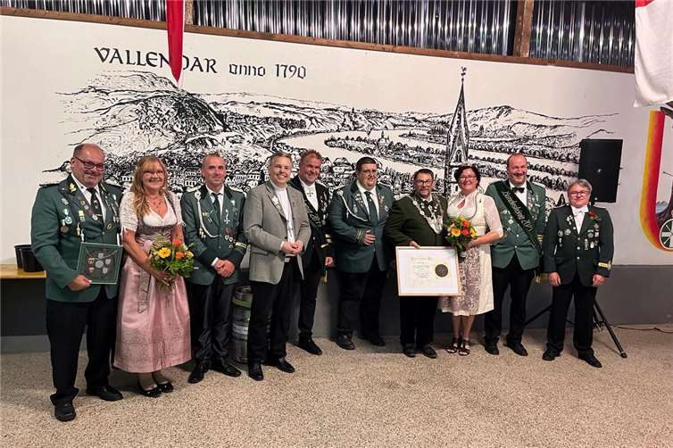Bezirkskönigsschießen: Neuer Bezirkskönig ist Stefan Weber aus Güls (4. v. r.). Die Siegerehrungen wurden vom Bezirksbundesmeister Michael Kaul (2. v. r.), 1. Geschäftsführer Thomas Stahl (5. v. l), Schatzmeister Erik Stumm (5. v. r.) und dem 1. Bezirksschießmeister Jörg Schins (1. v. r.) durchgeführt. Die Inthronisierung der neuen Bezirksmajestäten übernahm unser Bezirkspräses Martin Laskewicz (4. v l.). Die Auswertungen der Ergebnisse und das Anfertigen der Urkunden wurden vom 2. Bezirksschießmeister Stefan Jülch übernommen. (n. A.)