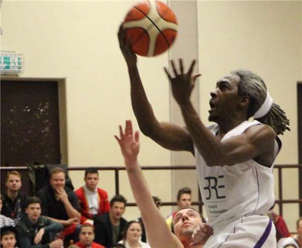 Bezirksliga Future Sports - Bennie Miller zieht zum Korb. Foto: privat