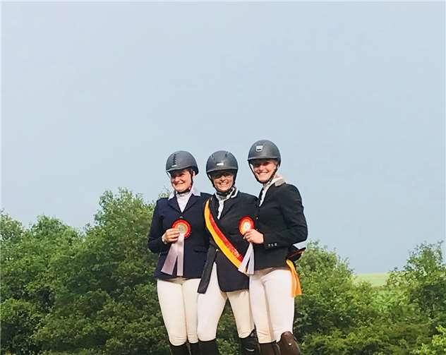Bezirksmeisterin im Springen Leistungsklasse zwei und drei wurde Elke Jünger-Neuerburg, Platz zwei belegte Sarah Doll und den 3. Platz belegte. Franziska Förster.
