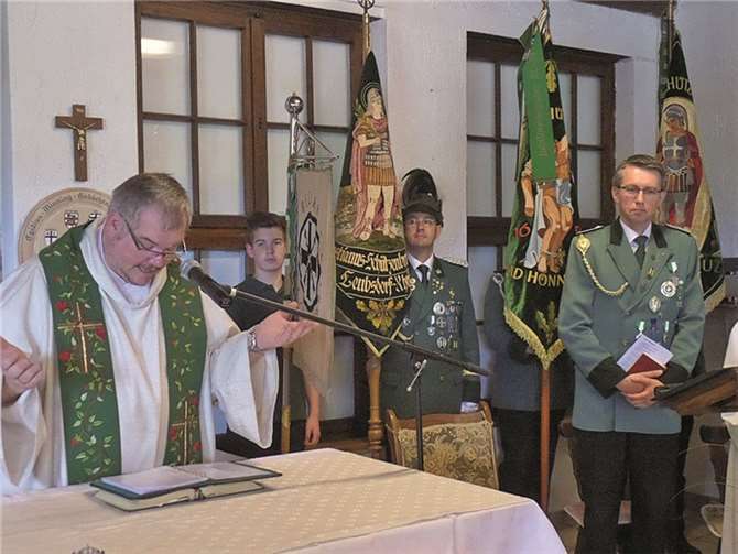 Bezirkspräses Christian Scheinost zelebrierte das Hochamt in der Schützenhalle.