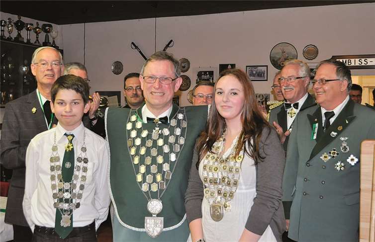 Bezirkspräses Dechant Dr. Johannes-Georg Meyer (Remagen), Bezirksschülerprinz Maximilian Dräger (Bad Bodendorf), Bezirkskönig Sigi Belz (Bezirksbundesmeister Heimersheim) und Bezirksjungschützenprinzessin Helen Assenmacher (Oberwinter).privat
