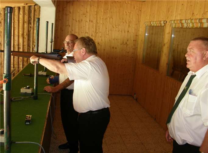 Bezirkspräses Pastor Ralf Birkenheier eröffnet das Schießen.