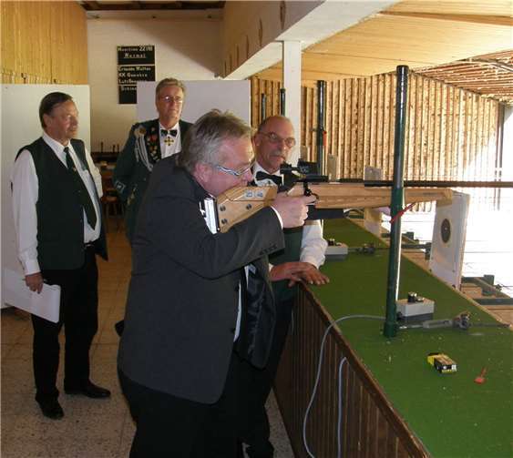 Bezirkspräses Pastor Ralf Birkenheier eröffnete mit dem Anschuss das Schießen um die Würde der Vogelkönigin / des Vogelkönigs.