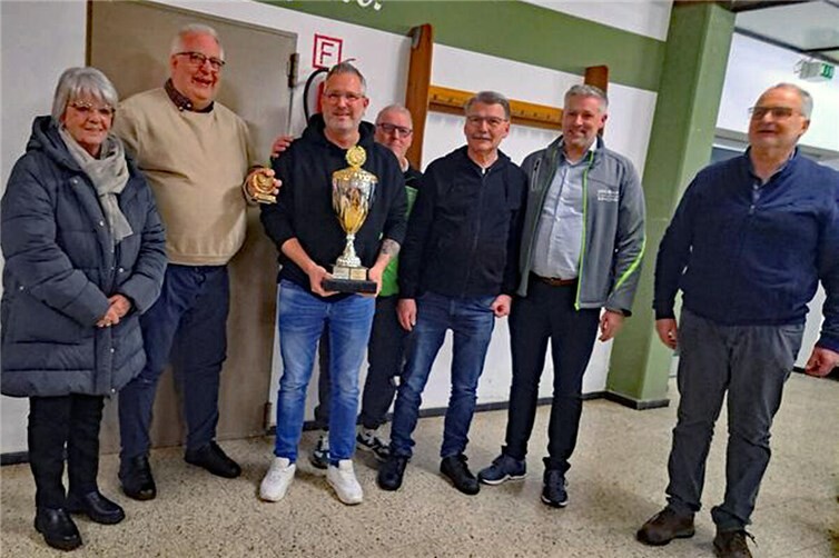 Bezirksschießmeister H.Josef Welter überreicht den Wanderpokal an die Siegermannschaft aus Mayen