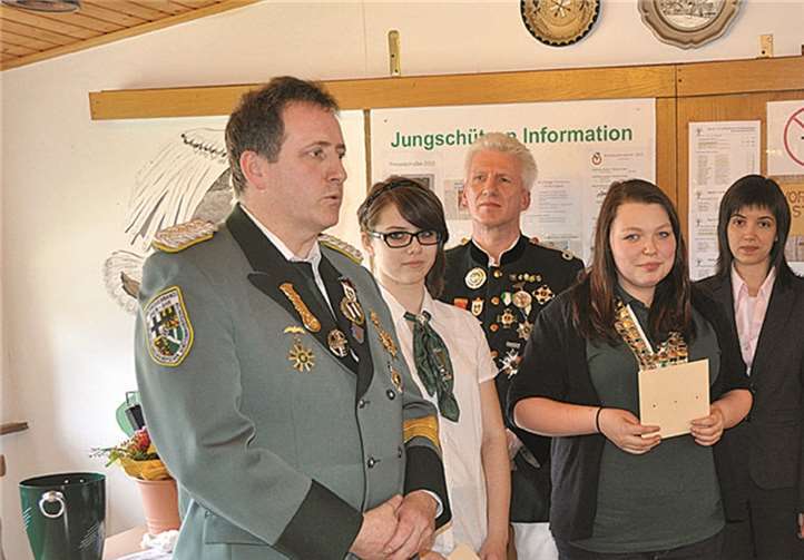 Bezirksschülerprinzessin Nadine Kauert mit v.l. Hubert Bahles, der Zweitplatzierten Saskia Welter, Tommy Pieper, Sheila Weiler und Siggi Belz.