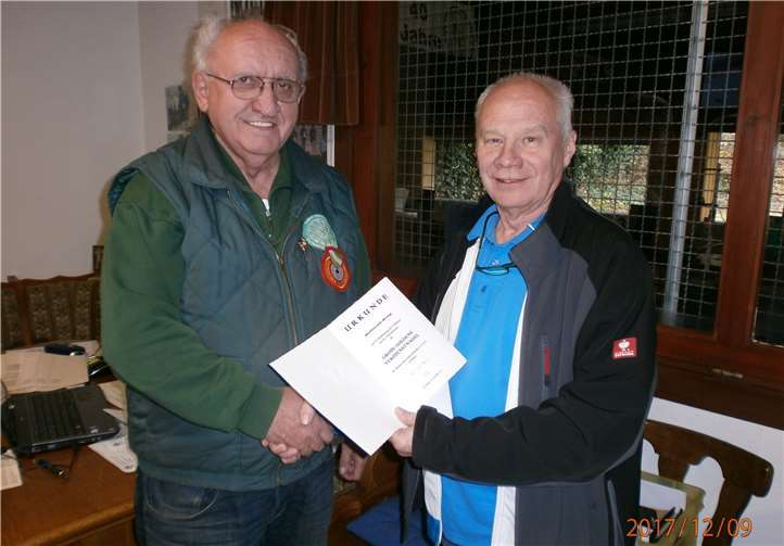 Bezirksvorsitzenden Wolfgang Hartwig bei der Verabschiedung von Hellmuth Krug.privat