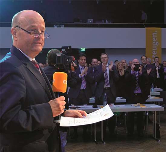 Bezirksvorsitzender Dr Adolf Weiland moderiert die CDU-Landesvertreterversammlung in der Rhein Mosel Halle und erhielt auch von seinen Koblenzer Parteifreunden im Hintergrund Beifall. HEP