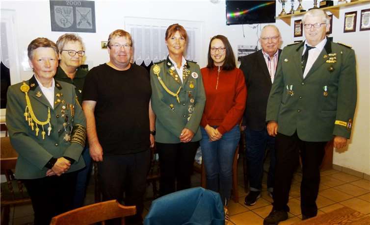 Bezirksvorsitzender Willy Werner (2.v.re.) freut sich, den neuen Kreisvorstand der Schützen mit der Vorsitzenden Michaela Gröff (Mitte) vorzustellen. Ulli Burkholz