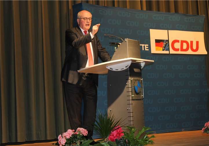 Bezüglich der aktuellen politischen Probleme richtete CDU/CSU Bundestagsvorsitzender klare Worte an die Zuhörer.
