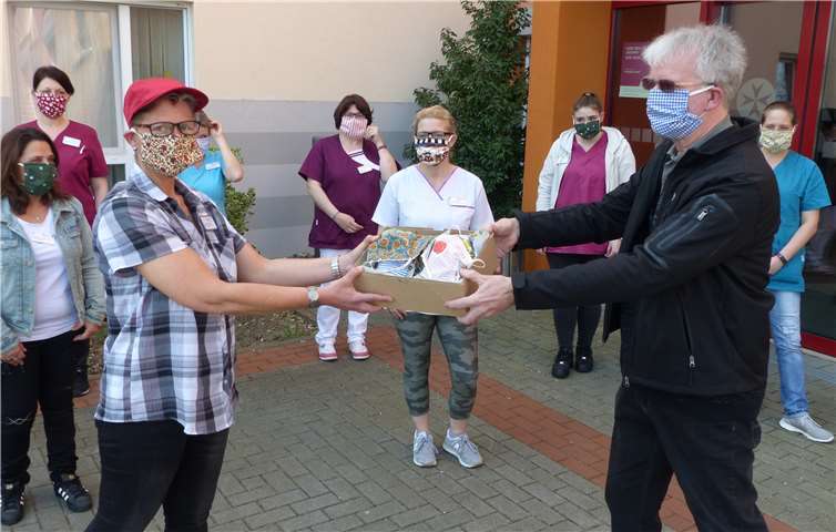 BfM-Vorsitzender Klaus-Jürgen Pusch übergibt die Masken an Frau Steinbach und ihre Mitarbeiterinnen.Foto: privat