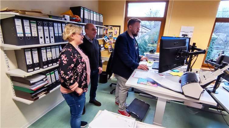 Bianca Beer und Fachbereichsleiter Stefan Brink schauten Bürgermeister Mohr bei seinem Praktikum über die Schulter.  Foto: Stadt Bendorf