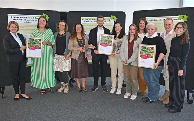 Bianca Lorenz (links), Lydia Bauer (4.v.l.) und Denise Nieland (rechts) gratulieren den Preisträgerinnen und Preisträgern. Foto: Stadt Meckenheim