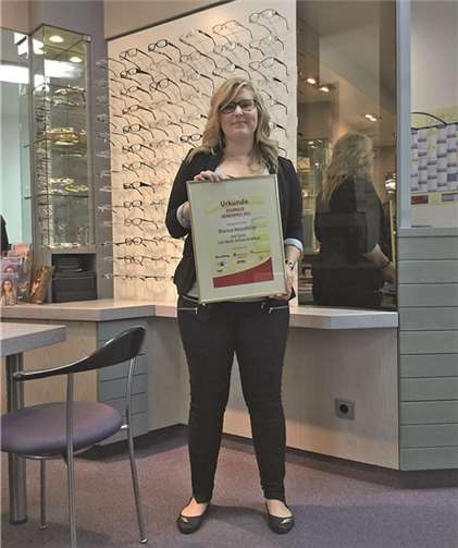 Bianca Massfeller mit der Urkunde des Deutschen Gründerpreises.privat