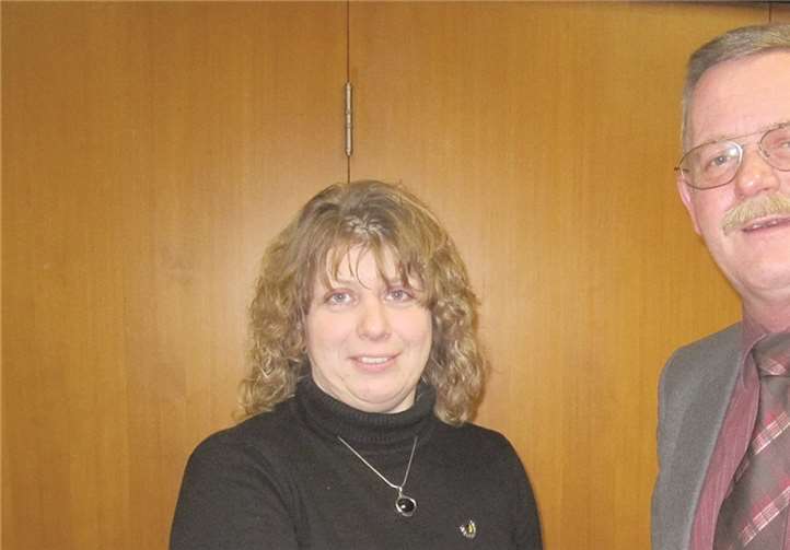 Bianca Schüler wurde im Rahmen der Jahreshauptversammlung von dem 1. Vorsitzenden Robert Windischmann für ihre 25-jährige Mitgliedschaft in der „Liedertafel“ Puderbach mit der silbernen Vereinsnadel ausgezeichnet.privat