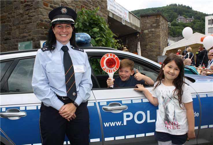 Bianca Schuhmacher von der Polizei Cochem versorgte die Besuchermit Infos und ließ die Kids im Streifenwagen schon mal Probesitzen.