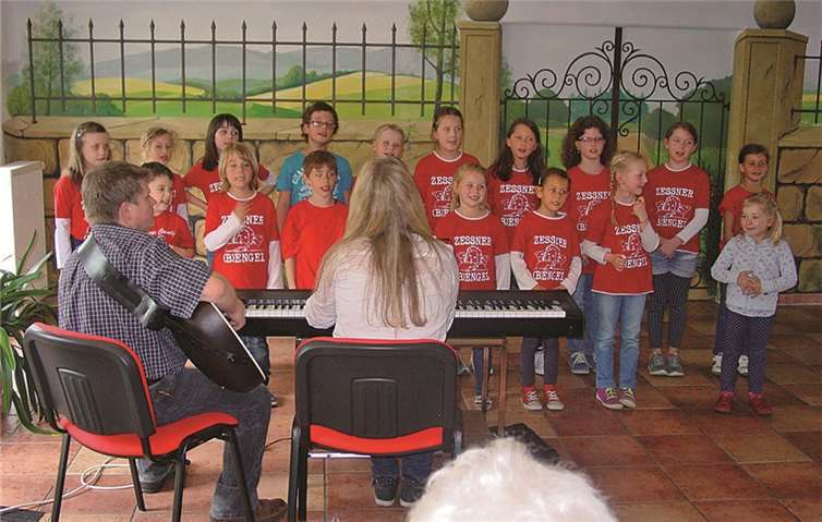 Bianca Vater-Wolf und Detlef Wittke begleiteten die Zessner (B)engels musikalisch.privat