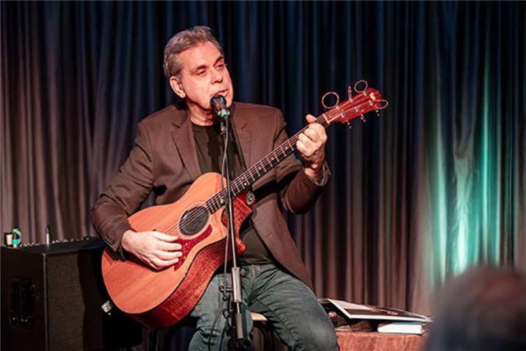 Biber Herrmann macht das Stadthaus zum Blues-Club.  Foto: Stadt Selters