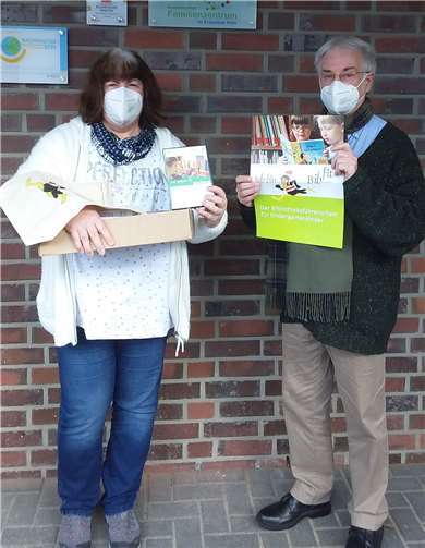 Bibfit-Übergabe, von links: Petra Schneider, Leiterin der Kita Zur Glocke, und Herbert Kalkes, Leiter der Bücherei St. Johannes der Täufer. Foto: Stadt Meckenheim