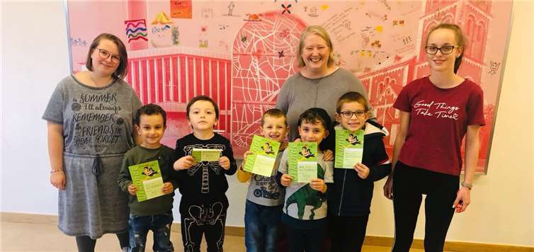 Bibliotheks-Mitarbeiterinnen und Teil des Bibfit-Teams und Kinder mit ihren frisch-gedruckten Bibliotheks-Urkunden. Foto: privat
