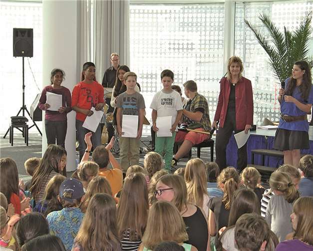Bibliotheksdirektorin Susanne Ott (2. v. r.) und Moderatorin Nora Löhr (rechts) mit Abishanth Jeyaraj (2. v.l.) seiner Schwester Akshaya Jeyaraj (links). Privat