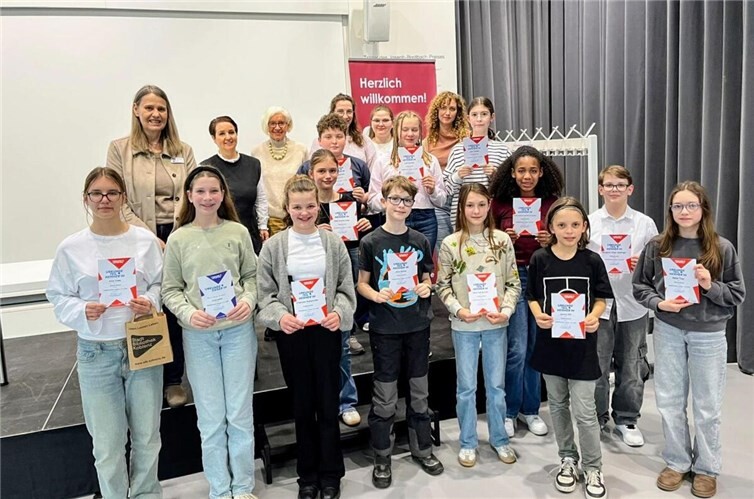 Bibliotheksdirektorin Susanne Ott (hintere Reihe, 1. Links) mit den teilnehmenden Kindern und der Jury.