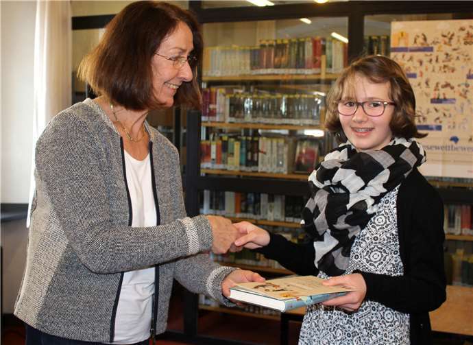 Bibliotheksleiterin Elisabeth Feuser-Schwickert gratuliert der erfolgreichen Vorleserin Carla Haeder.