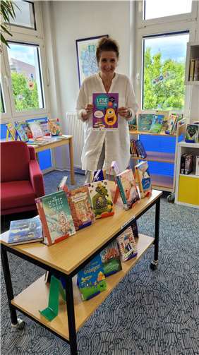 Bibliotheksmitarbeiterin Ursula Kingen freut sich über die rege Teilnahme am Lesesommer. Quelle: Verbandsgemeinde Montabaur