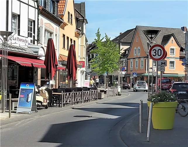 Bienenfreundliche Blumenarrangements schmücken nun die Rheinbacher Hauptstraße. Fotos: Eich