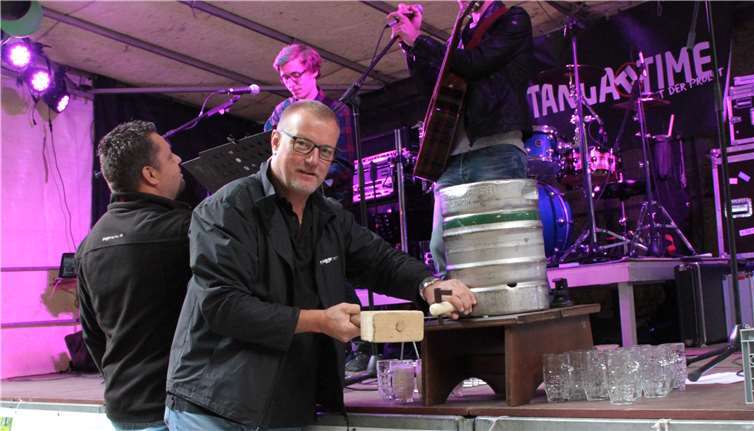 Bierfassanstich durch den2. Vorsitzenden Christoph Jachtenfuchs.