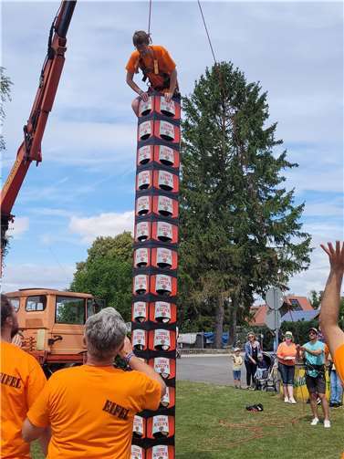 Rieden-Treffen 2023: Ganz viel Riedenliebe Bierkästen-Stapel-Champion Sven Reuter im waghalsigen Einsatz: Sage und schreibe 3 Türme schaffte er in der vorgegebenen Zeit: Rekord!