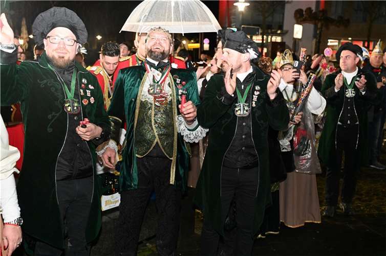 Bierkönig Carsten I. hat den ersten Böller schon in der Hand.