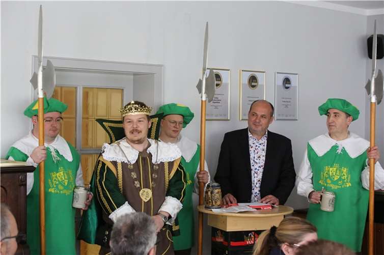 Bierkönig Gambrinus (Tim Herrmann) mit seinen Herolden und Festkomitee-Präsident, Jürgen Mittler.  Foto: Heinrich Schulte