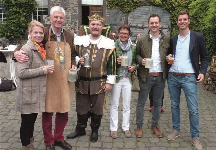 Bierkönig Gambrinus mit dem Ehrenbrauer Dr. Karl Tack (2.v.links) und dessen Ehefrau Karin Tack (4. V.links), der Schwiegertochter Susi Tack (links) und seinen beiden Söhnen Malte und Hannes Tack-rechts-.