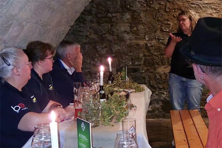 Biertasting im Keller der Burg